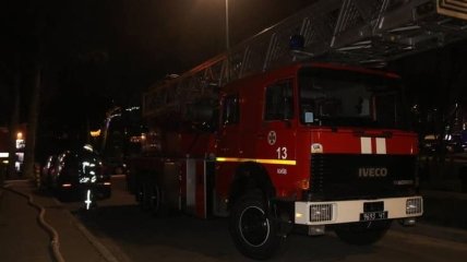 В Киеве на пожаре в многоэтажке спасатели нашли тело с ножевыми ранениями: фото и детали ЧП