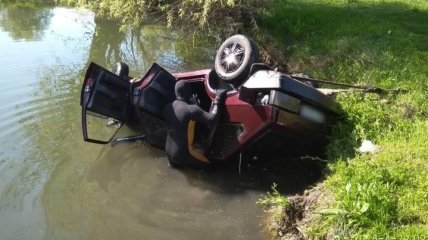 Под Запорожьем машина упала в озеро с обрыва