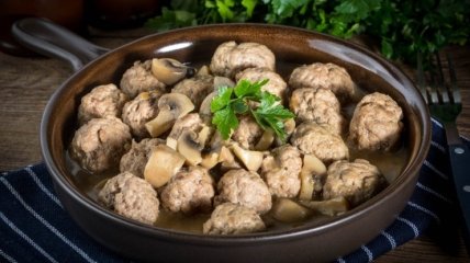 Фрикадельки с грибами в сливочном соусе - ароматное и сытное блюдо