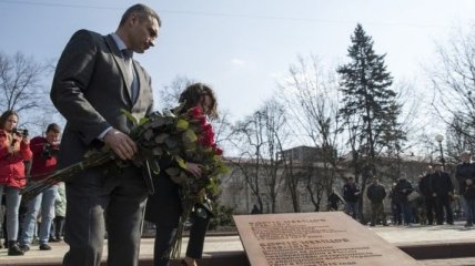 Вблизи посольства РФ в Киеве открыли сквер имени Бориса Немцова
