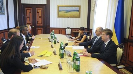 Яценюк встретился с представителями и главой Amnesty International 
