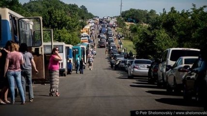 Люди покидают оккупированный Донбасс: на блокпосту огромные очереди