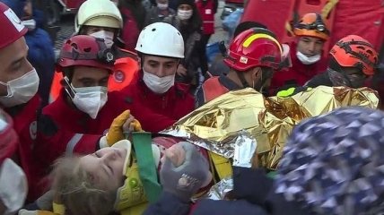 Трехлетняя девочка провела под завалами в Турции 65 часов и выжила (фото и видео)