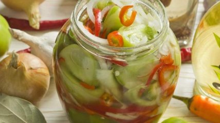 Салат із зелених помідорів (відео)