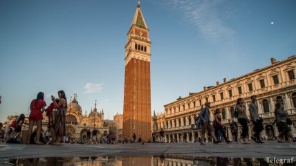 Власти Венеции хотят запретить туристам сидеть на ступеньках перед церквями