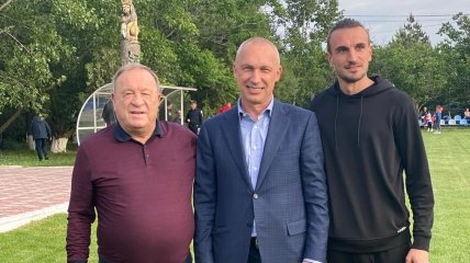 Іван Доценко-старший зліва разом з Олегом Протасовим та сином