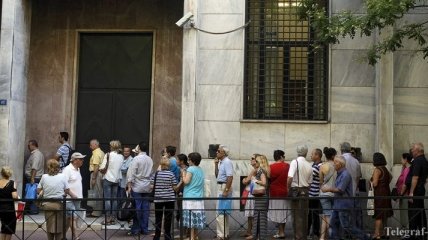 Грекам запретили вывозить за рубеж больше двух тысяч евро