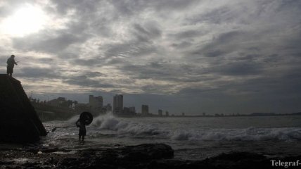 На побережье Акапулько обрушилась мощная волна