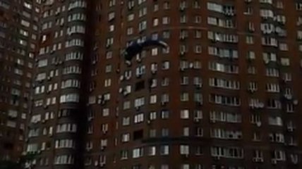 В Киеве экстремал прыгнул с окна многоэтажки с парашютом (Видео)