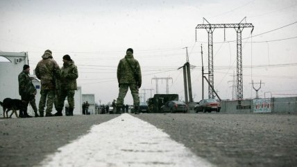 Боевики не пропускают людей через КП "Новотроицкое"