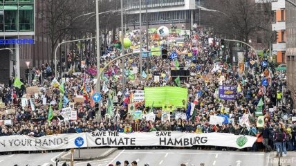 Климатические протесты: Тунберг собрала в Гамбурге десятки тысяч человек