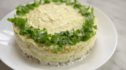 Салат из свинины: рецепт питательного блюда на Новый год (видео)