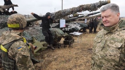 Порошенко посетил танкистов в Луганской области