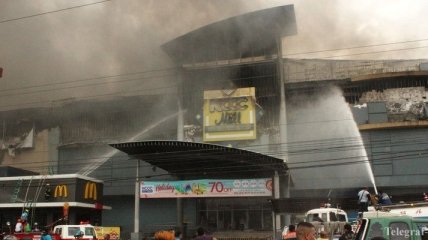 Пожар в торговом центре на Филиппинах: огонь заблокировал в здании 37 человек