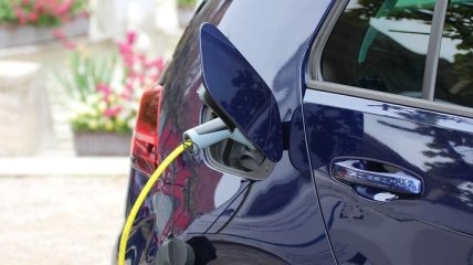 Органам власти разрешили покупать электромобили "за любые деньги"