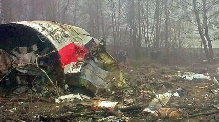 Польские следователи завершили осмотр обломков самолета в Смоленске