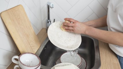 Чому гостям не можна мити посуд — народні прикмети