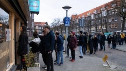 В Нидерландах люди выстроились в очереди к открытым магазинам