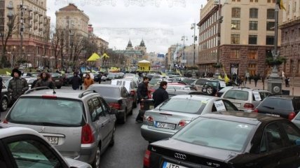 Центр Киева стоит в огромных пробках: протестуют владельцы еврономеров 