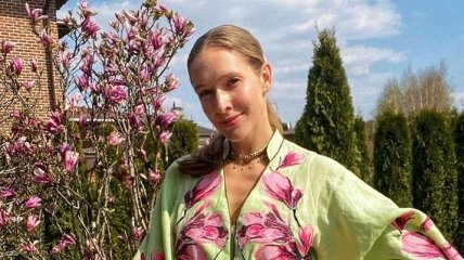 Вся в магнолиях: Катя Осадчая устроила домашнюю фотосессию в саду