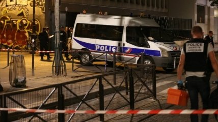 В Париже мужчина напал с ножом на прохожих: 7 человек ранены 