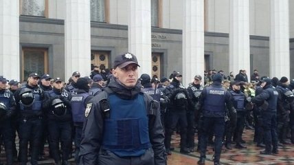 В Киеве под Радой начался митинг