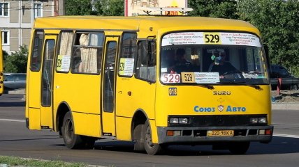 В Киеве пассажиры засекли водителя, который пьет пиво перед отправкой на маршрут (видео)