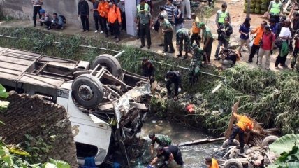 ДТП в Индонезии: автобус упал в реку, 18 человек погибли (Фото)
