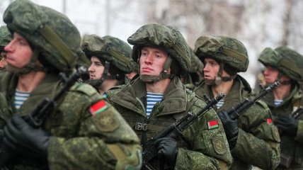 Белорусские военнослужащие во время зимних учений