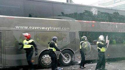 "Вест Хэм" сурово накажет болельщиков, напавших на автобус "Манчестер Юнайтед"