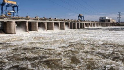 Каховская ГЭС сдерживает миллионы тонн воды Днепра