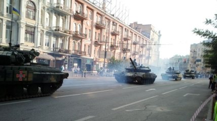 В Киеве показали модернизированные танки Т-64БВ