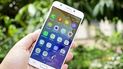 Samsung Galaxy A50 получит дырявый экран