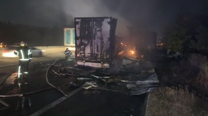 Рятувальники гасять палаючу вантажівку