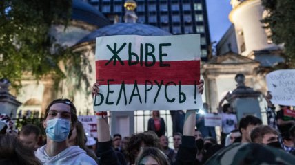 Со словами "Жыве Беларусь" поклонники оппозиции проходили антилукашеновские протесты