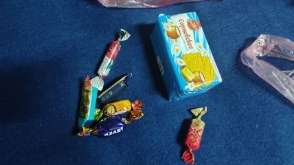 Несколько конфет и бублики: боевики "ДНР" похвастались "щедрыми" подарками для своих детей