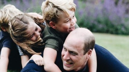 Принц Вільям з трьома дітьми: герцоги Кембриджські поділилися рідкісним фото