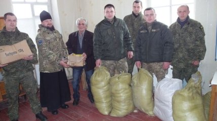 Украинские военные помогли передать гуманитарную помощь в Луганскую область