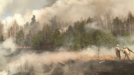 Пожар в Чернобыльской зоне: спасатели за сутки сбросили 370 тонн воды авиацией