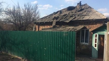 Боевики обстреляли Золотое-4, снаряд попал в жилой дом