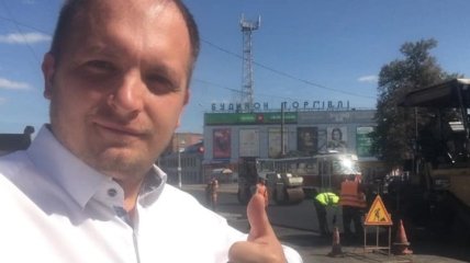 Передал привет Шарию: мэр Конотопа сжег российский флаг перед посольством 