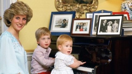 В сети появилось архивное фото принцессы Дианы с сыновьями