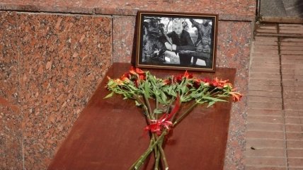 ЕС призывает оперативно расследовать убийство журналиста Комарова