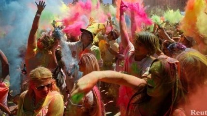 Буйство красок на фестивале "Холи" в Индии