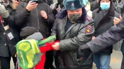Никто и не защитил: видео как путинские силовики винтили школьника на глазах у толпы взрослых