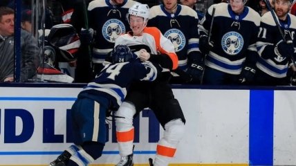 В НХЛ хоккеист в драке уложил на лед соперника, который на 30 см выше него (Видео)