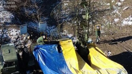 На Донбассе засекли российскую РЛС, которую оккупанты пытались спрятать под "украинским флагом" (фото)