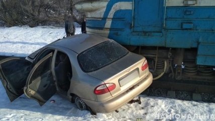 Электричка на переезде на Харьковщине сбила Daewoo Lanos