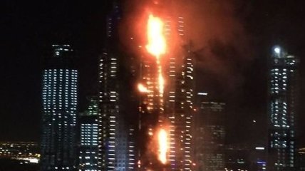 В центре Дубая загорелся небоскреб