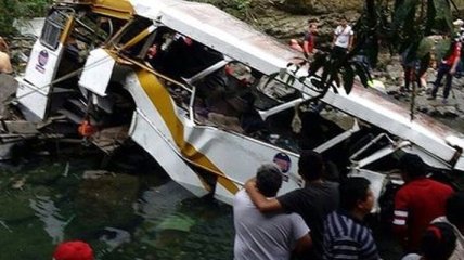 В Мексике автобус упал с моста в реку, есть погибшие и раненые